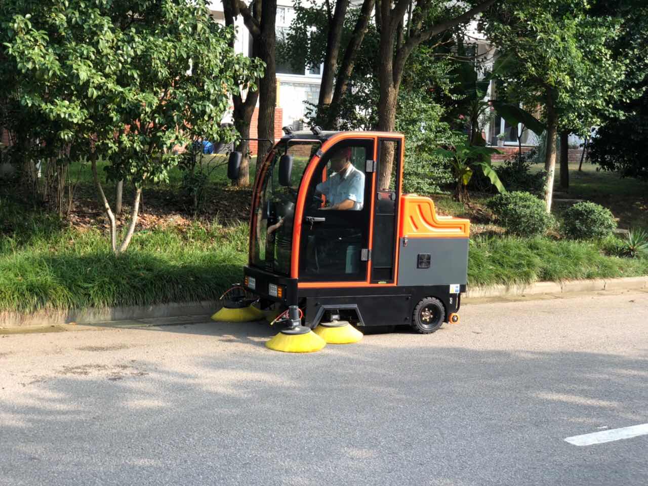 小區全封閉駕駛式掃地車(chē)