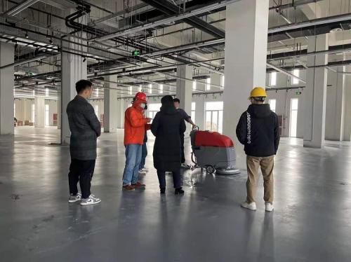 加工倉儲公司選擇洗地機、工業(yè)吸塵器等清潔設備